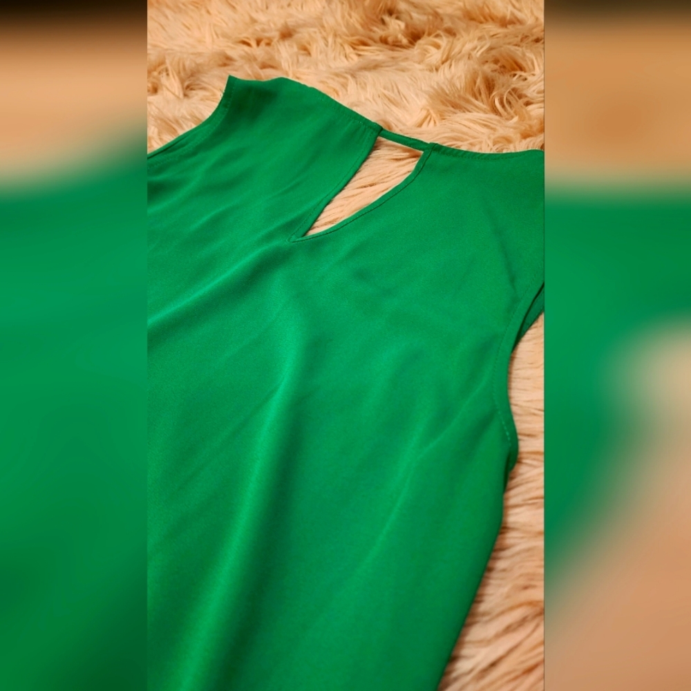 🍀 Sleeveless V-neck Blouse Keyhole Back 🍀